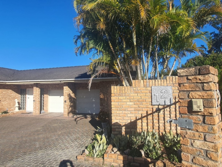 To Let 4 Bedroom Property for Rent in Beacon Bay Eastern Cape